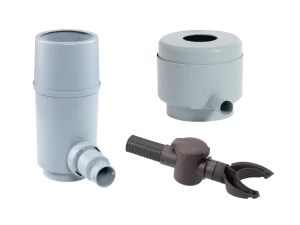 Componentes de un filtro para bajante marca GRAF: filtro cilíndrico, conector intermedio y pieza de unión con abrazadera y tubo corrugado
